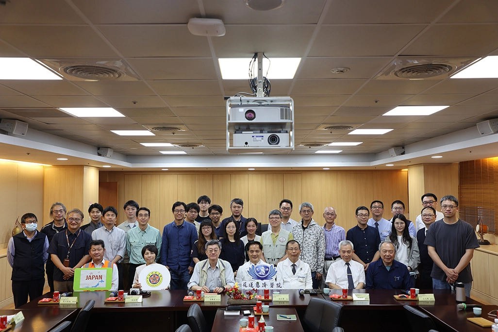 國家地震工程研究中心副主任柴駿甫教授(前排左三)、國立成功大學建築學系杜怡萱教授(前排左二)、日本名古屋大學減災連攜研究中心長江拓也副教授(前排左一)等十多位地震減災、防災研究團隊蒞花,了解0403大震中對慈院各抗震建築物的影響。花蓮慈院院長林欣榮(前排右四)以及專責醫療的王志鴻副院長(前排右二)、專責工務的吳彬安副院長(前排右三)、及參與慈濟花蓮園區建築土木、結構設計的的台聯工程顧問公司董事長柯鎮洋技師等人歡迎專家指導建議。