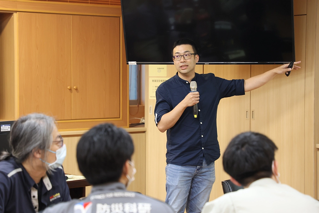 國震中心副研究員暨中華建築隔震消能構造協會書長游忠翰簡報,合心樓之0403地震結構反應調查,指出地震當下所收到的監測訊後,與台聯工程顧問公司的模型數據相近,隔震效率如預期。