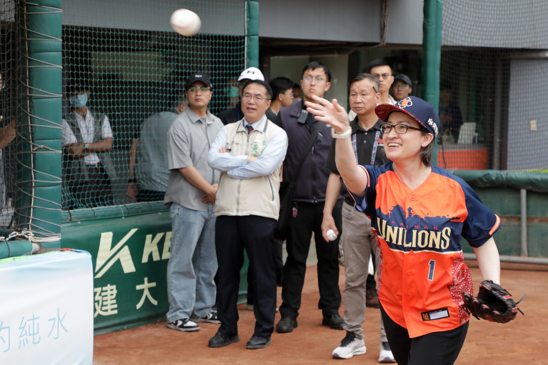 蕭美琴為統一獅對戰台鋼鷹開球 祝賀賽事順利再創佳績