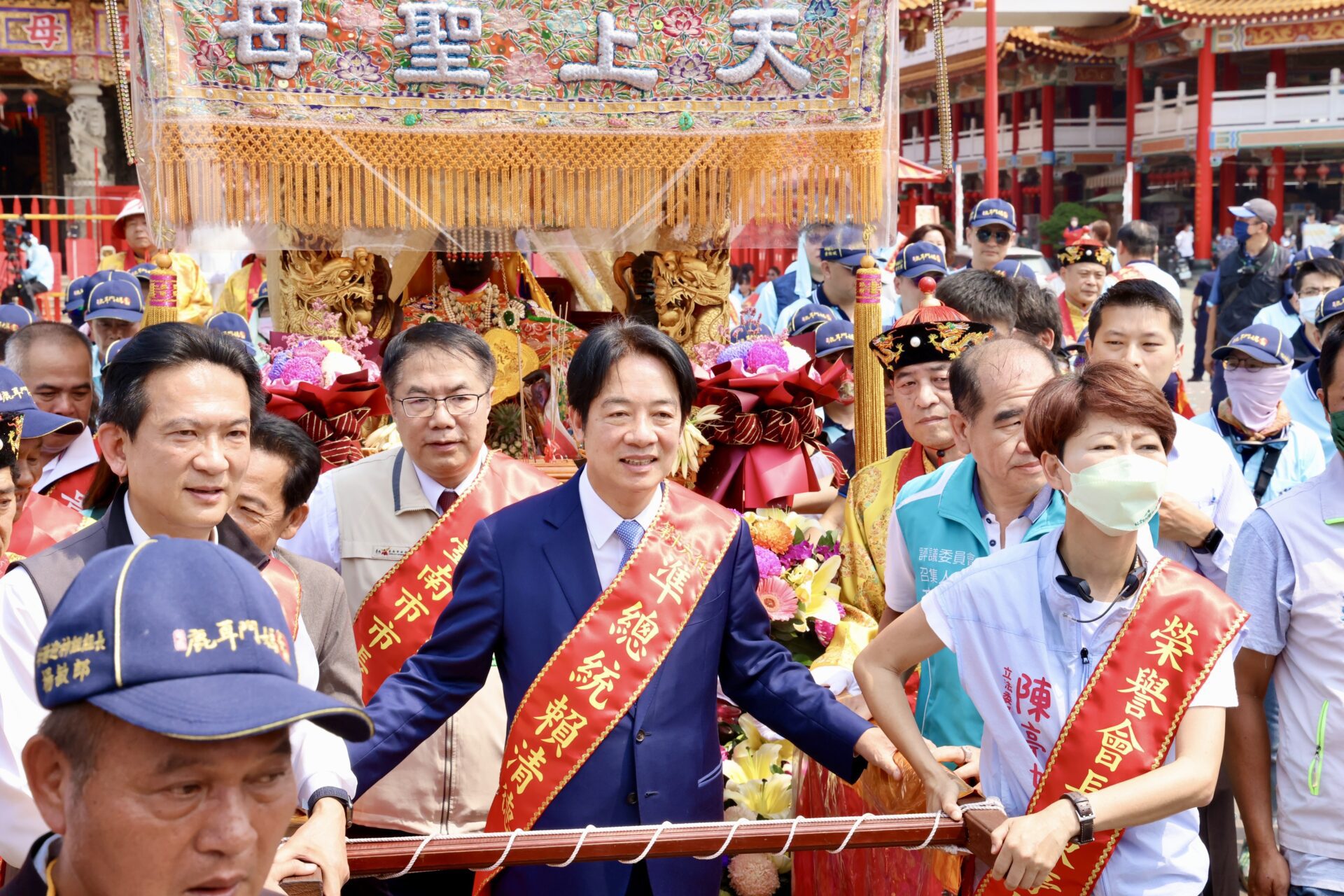 台南鹿耳門聖母廟遶境活動 前後任市長同框扶轎