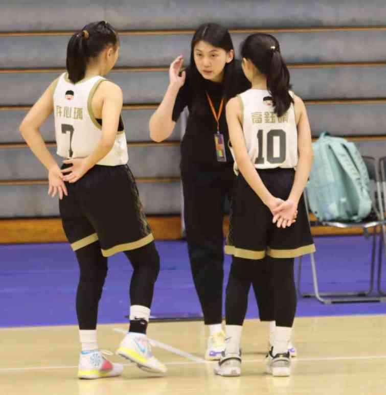 ▲前台電女籃隊球員陳昱汝返回雲林故鄉擔任教練兩年，就帶領鎮南國小包辦國小錦標賽、少年籃球賽雙料冠軍，戰果輝煌。（記者魏冠中攝）