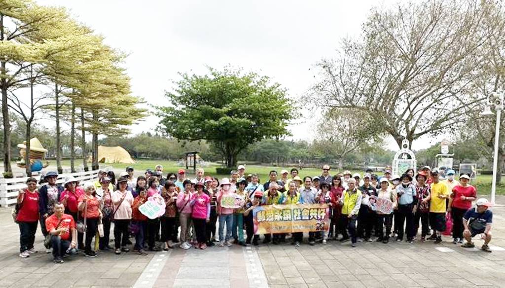 ▲彰化郵局「中華郵政樂齡運動-溪州公園踏青郊遊悠遊樂」活動,共計92人參與活動,現場氣氛熱絡。(記者林明佑翻攝)