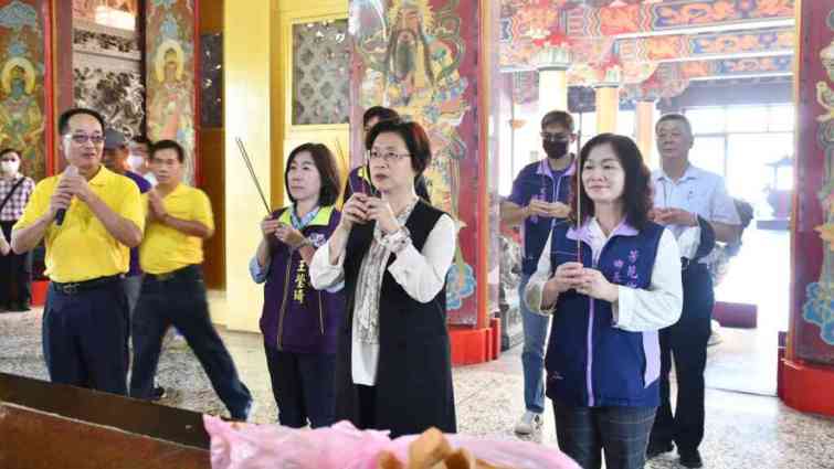 ▲彰化縣長王惠美、芳苑鄉長林保玲、城觀處長王瑩琦等在芳苑無極西華宮參拜。（記者林明佑翻攝）