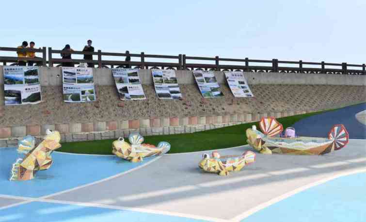 ▲芳苑海空步道橋下優化，鄉親可以漫步在可愛的濕地生態公仔，還有休憩廣場和導覽解說牌供生態教學，及特色浪型座椅讓孩童有遊玩休憩的空間。（記者林明佑翻攝）