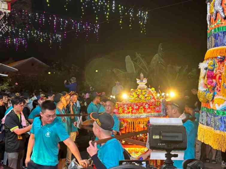 ▲同安寮十二庄請媽祖遶境祈福活動為期兩天一夜，明(14)日遶境隊伍再啟程完成遶境路線，並恭送進香媽回鑾、十二庄各宮廟神尊鑾轎返回各宮廟，遶境活動即圓滿完成。（彰化縣文化局提供）
