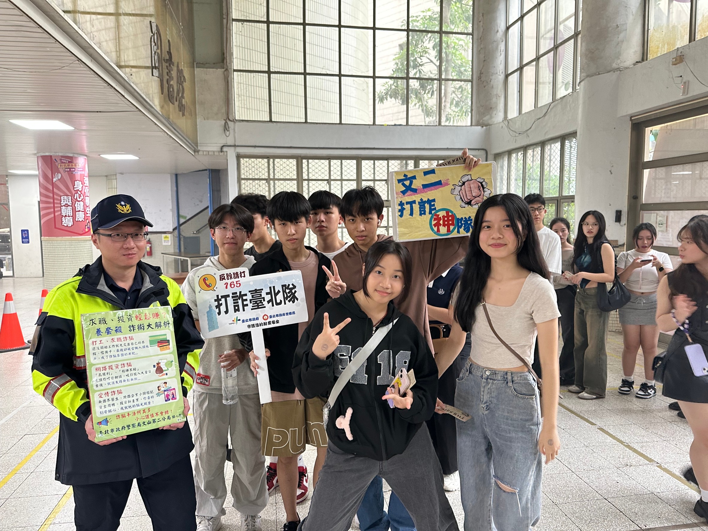 文山第二分局在各校的校慶及園遊會,透過設攤加強犯罪防範宣導。(記者黃荷琇 翻攝)