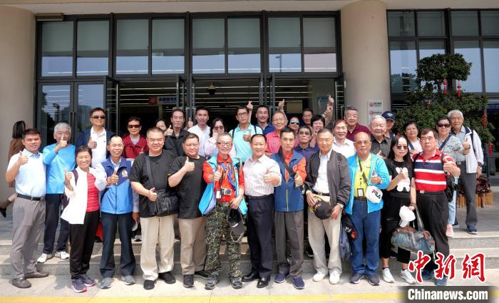 40名台灣人組團前往廈門湖里區辦理台灣居民居住證。(湖里區供圖)圖/取自中新網
