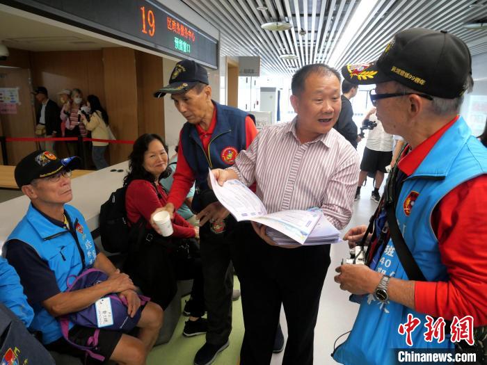 湖里區委台港澳辦主任方旭明(右二)在辦證現場向台胞推介湖里區營商環境、惠台政策。(湖里區供圖)圖 /取自中新網