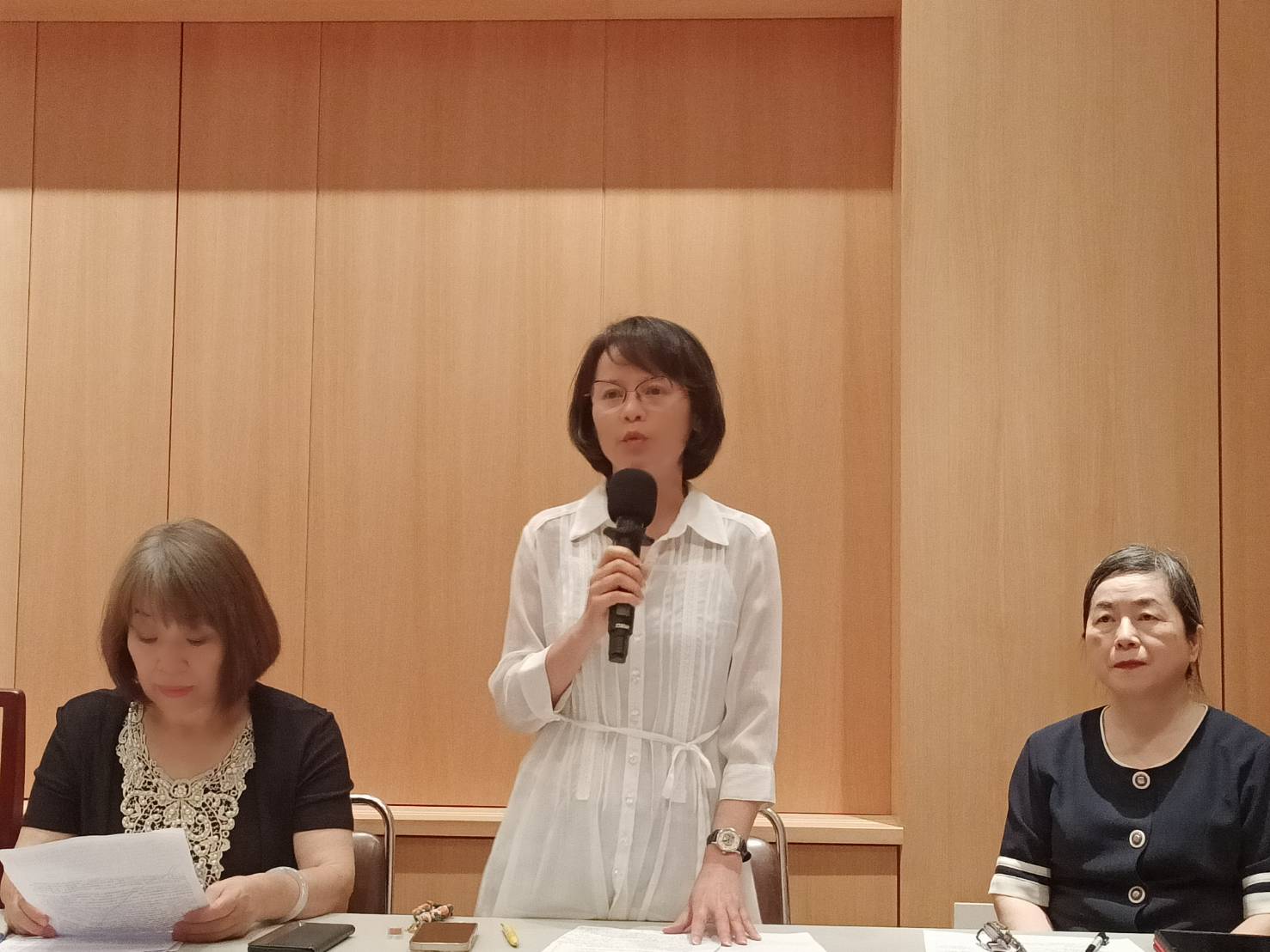 北一女國文教師區桂芝(中)呼籲家長站出來,要求修改108課綱。圖/簡立欣攝