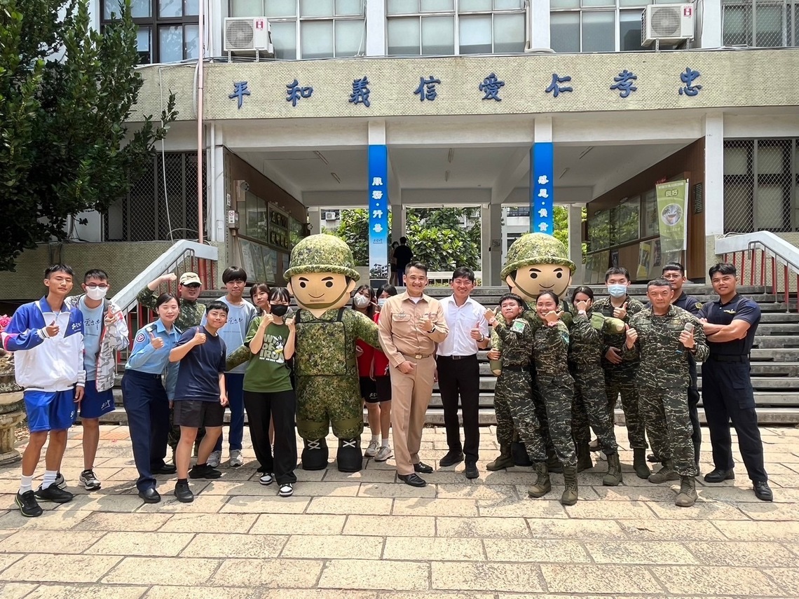 漾新聞|左營高中國軍週陸戰隊天堂路進校園