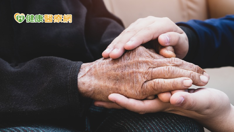 不需一個人撐著!失智症主要照顧者的自我放鬆之道