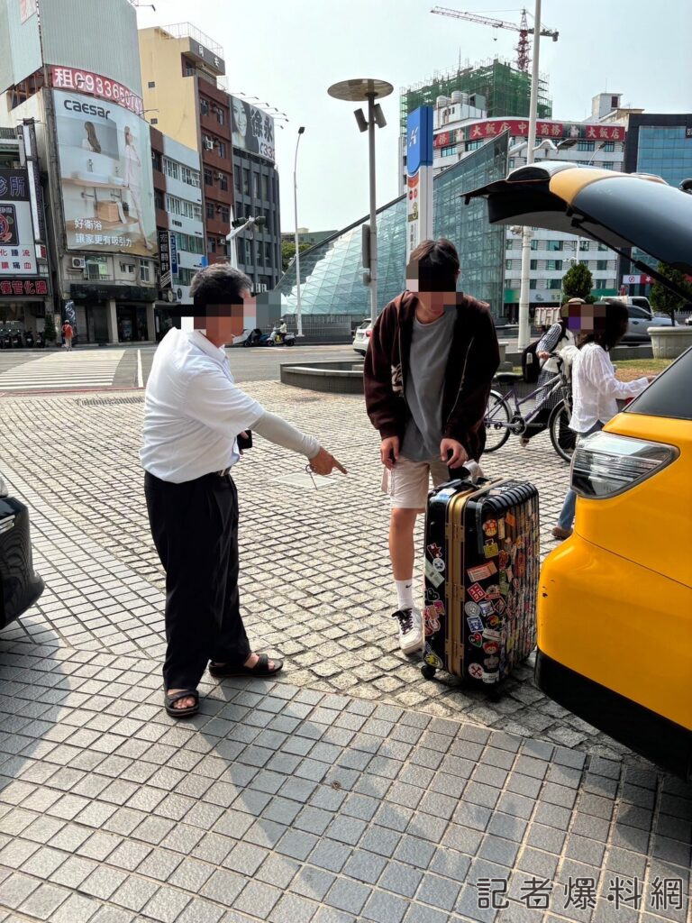 ▲計程車司機將行李載回派出所還給謝男。（圖／記者金東天翻攝）