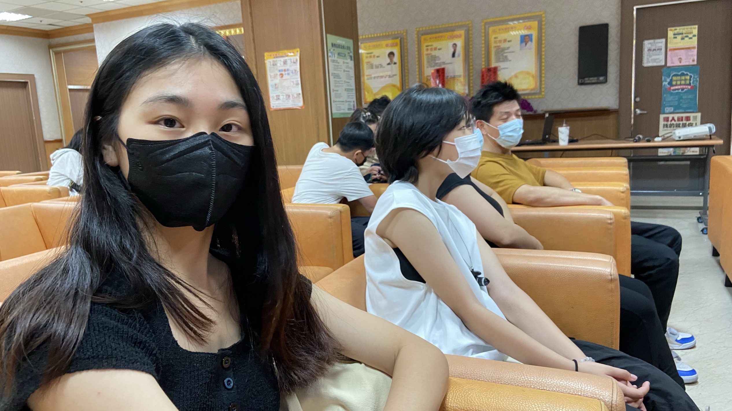 ▲嘉義縣民雄鄉民雄國中張姓同學,由父母員榮醫療體系及妹妹陪同參加仁德醫專招生說明會,她表示,希望就讀護理系,畢業後工作有保障。(記者張溎壕攝)