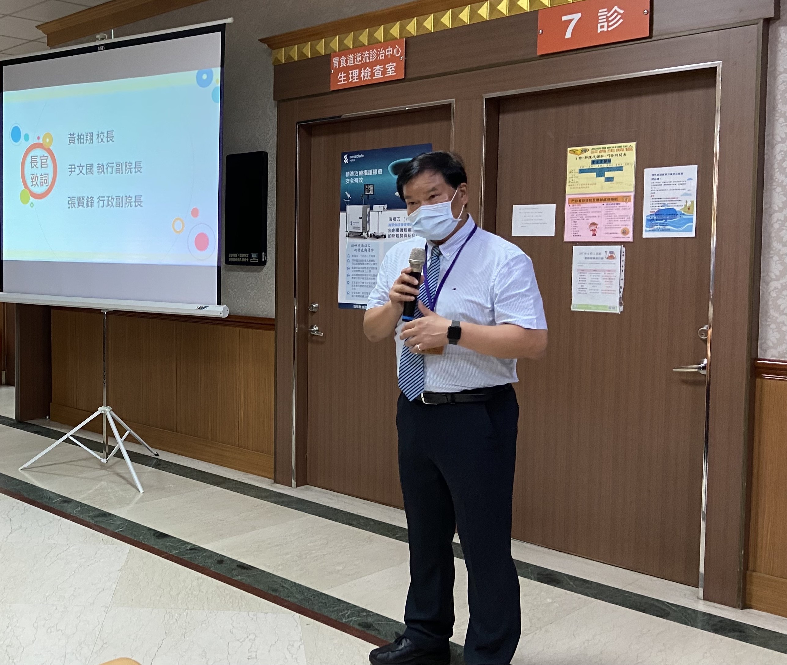 ▲員榮醫療體系執行副院長尹文國解說員榮的各項優勢及先進設備，歡迎參加仁德醫專招生會的學生畢業後，能加入員榮大家庭。（記者張溎壕攝）