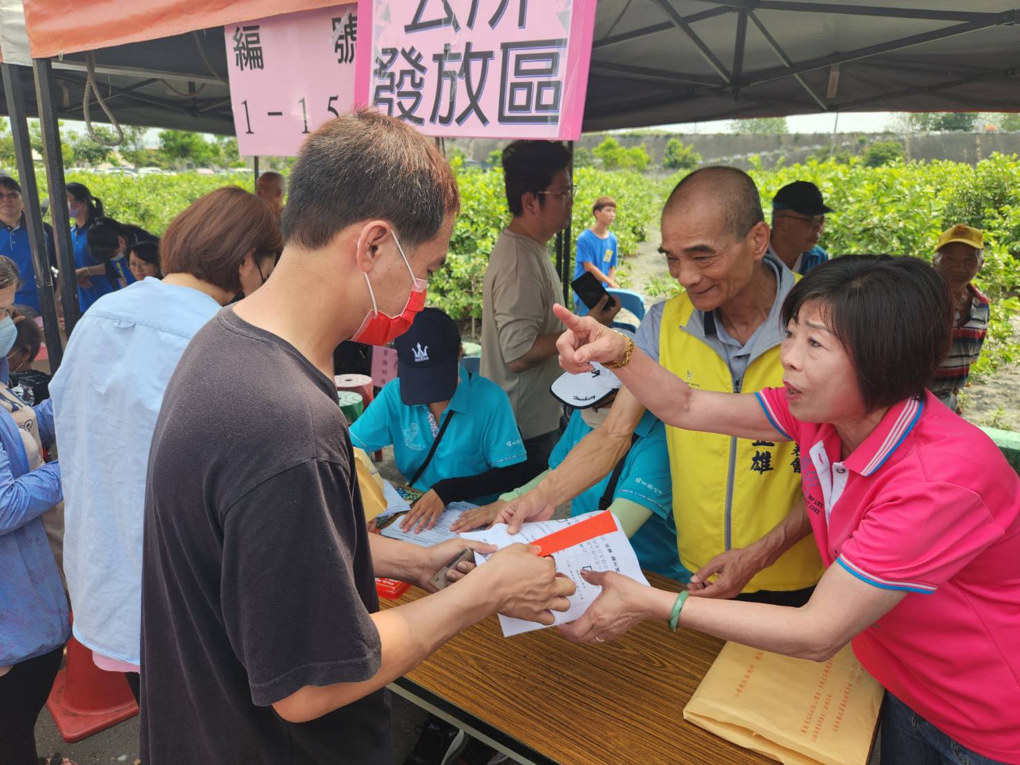 ▲護聖宮「愛心貨櫃車」開抵溪州鄉覆靈宮，開櫃後由志工們將愛心物資從貨櫃內搬出發放，領取物資的民眾大排長龍，讓偏鄉民眾感受滿滿的溫暖。（記者張溎壕攝）