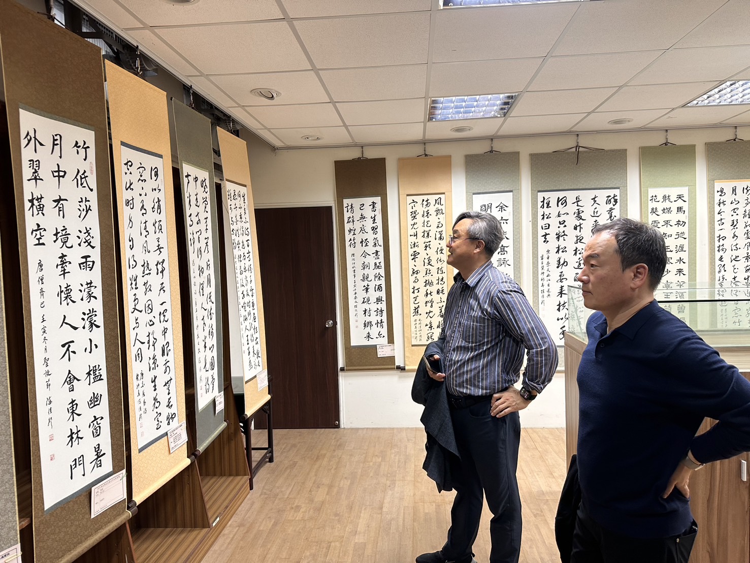 ▲二林圖書館舉辦陳佳聲書法作品義賣展，展覽匯聚退休校長陳佳聲50多年來的精華作品，每一筆每一劃都蘊含著他對藝術的熱情與對社會的關懷。（記者張溎壕攝）