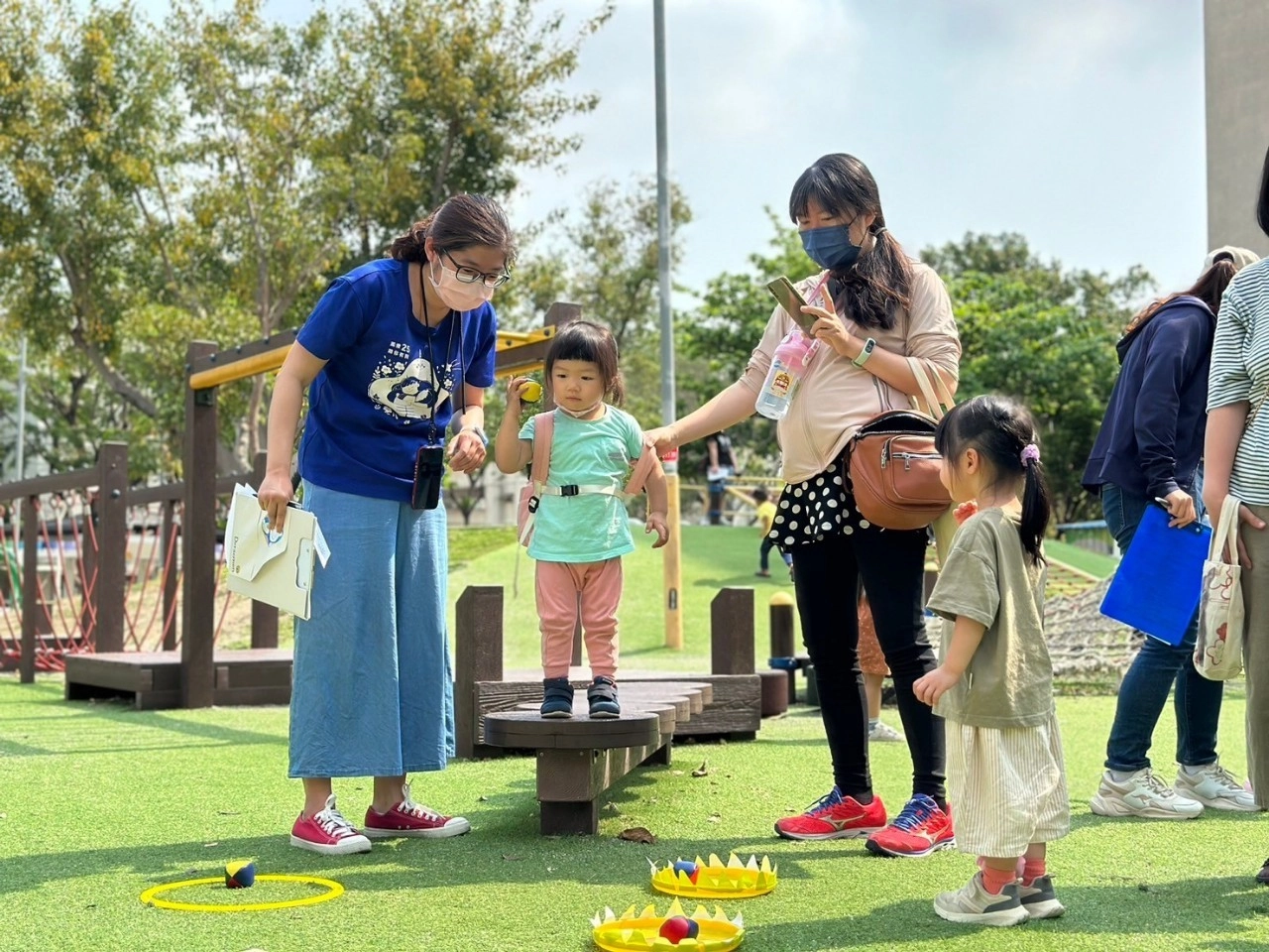 結合社區公園共融遊具,進行兒童發展篩檢。