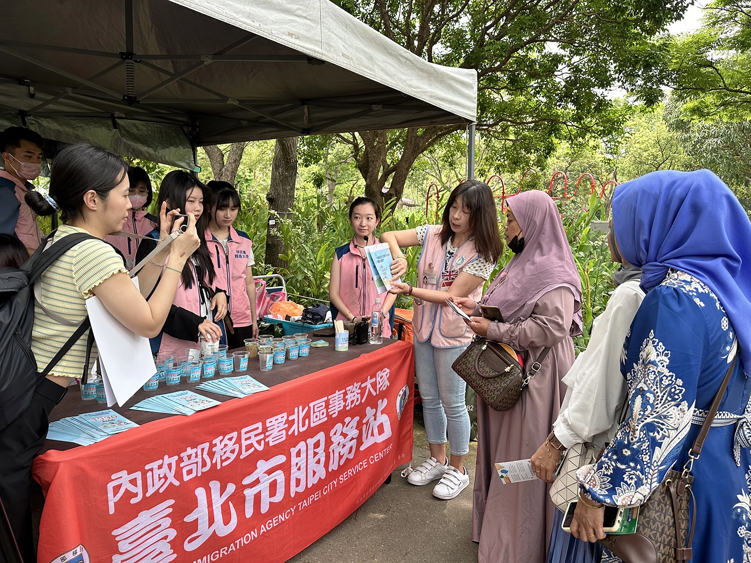 移民署透過趣味的有獎徵答,向民眾宣導《入出國及移民法》修法內容。
