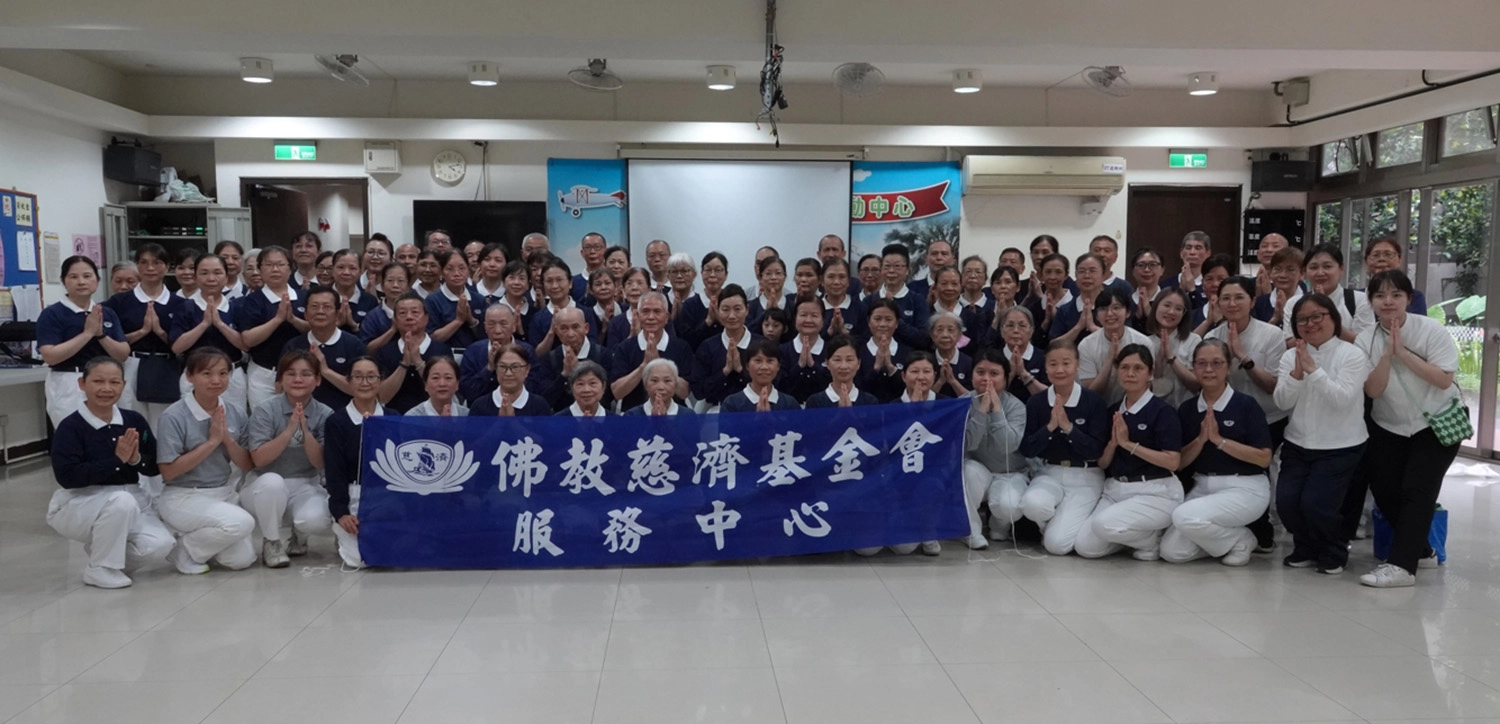 4月13日在新北市土城區分為三個定點發放災難應急金,讓受災鄉親稍解經濟壓力。