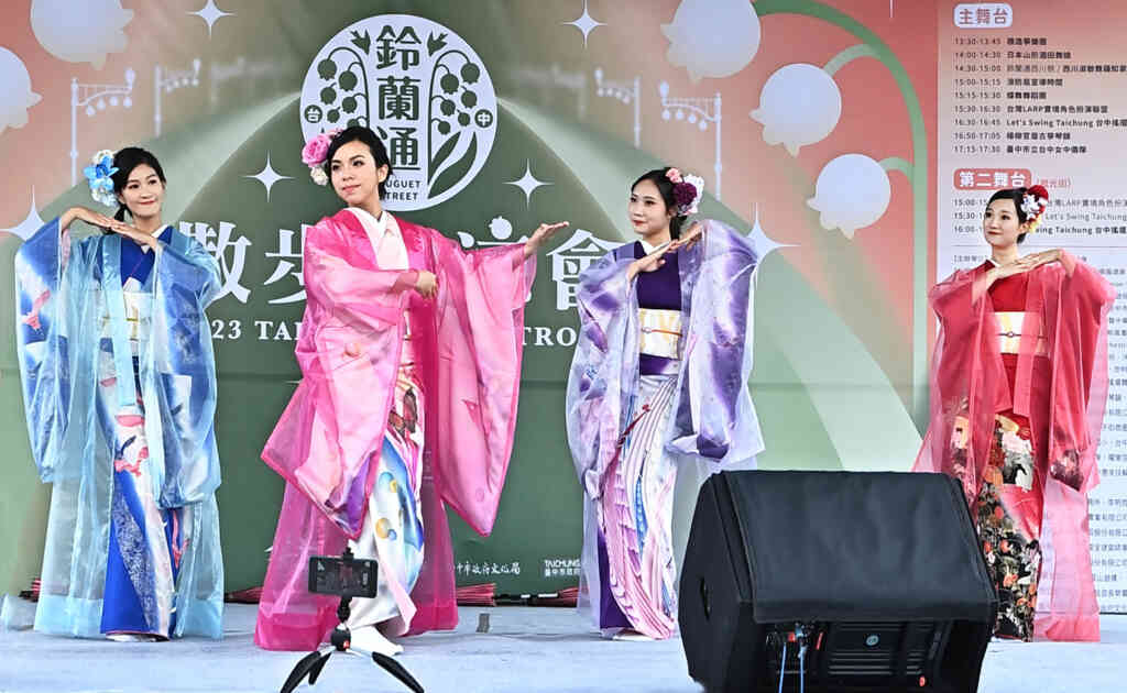 ▲西川家族粉絲團前往日本幫西川淑敏老師與四位師範老師加油,讓西川流日本舞踊年度大型公演「第七十六回 名古屋をどリ」順利圓滿成功。(記者張玉泰攝)