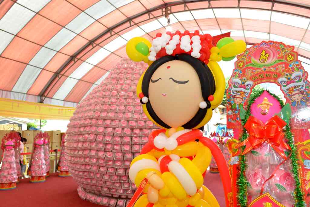 ▲台灣媽祖觀光產業文化祭,苗栗縣糕餅業者以八千顆小壽桃,打造一個24層巨型壽桃,為媽祖暖壽。(苗栗縣政府提供)