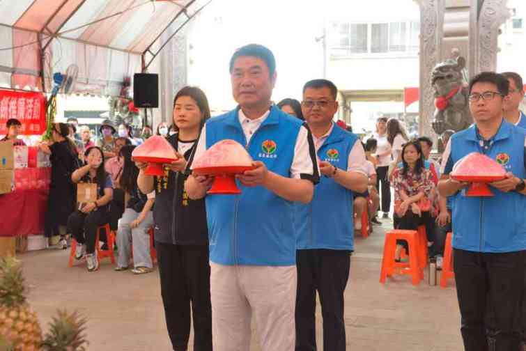 ▲苗栗縣長鍾東錦獻壽桃，歡迎大家一起來苗栗慶祝「媽祖生」。（苗栗縣政府提供）