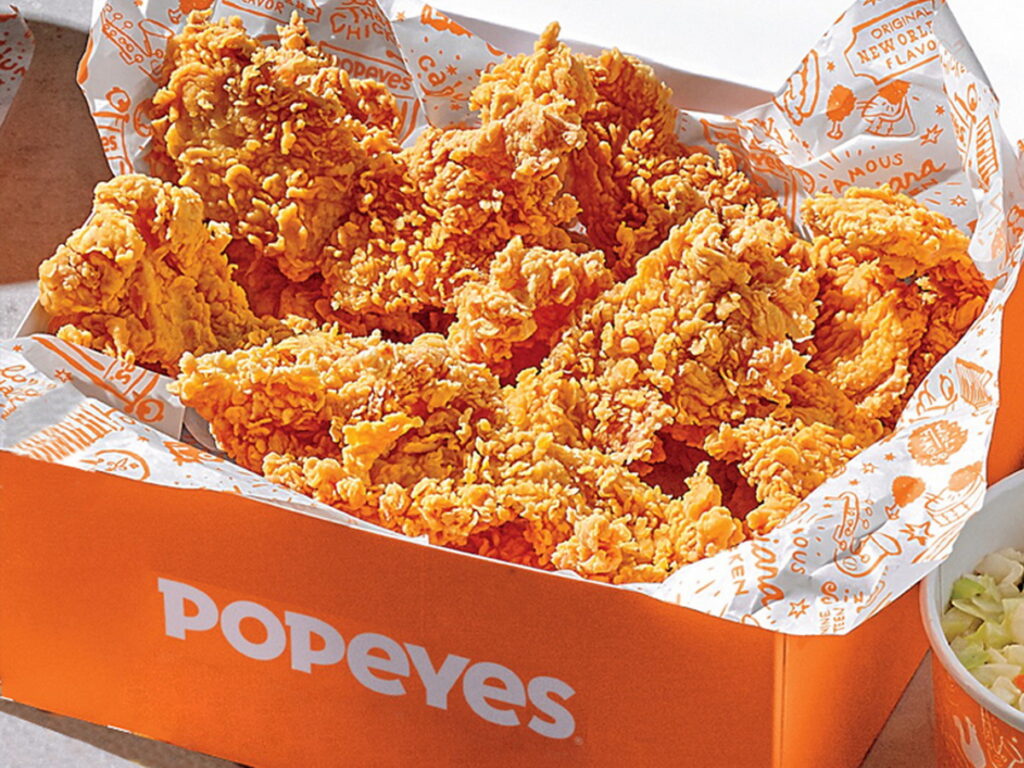 全球知名連鎖速食潮牌「Popeyes」經典明星商品爽脆炸雞,秘製肯瓊香料醃漬12小時、20次裏製粉漿工序,爽脆入魂、極盡鮮嫩。