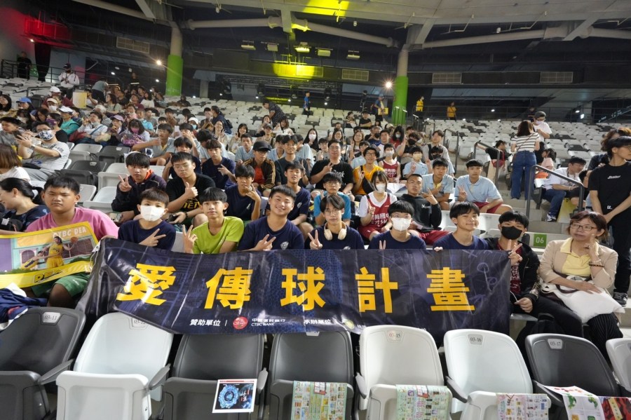 中國信託「愛傳球」青少年「開箱」大巨蛋 見證中信特攻奪大巨蛋歷史首勝嗨翻天 214 中國信託「愛傳球」青少年「開箱」大巨蛋 見證中信特攻奪大巨蛋歷史首勝嗨翻天 213