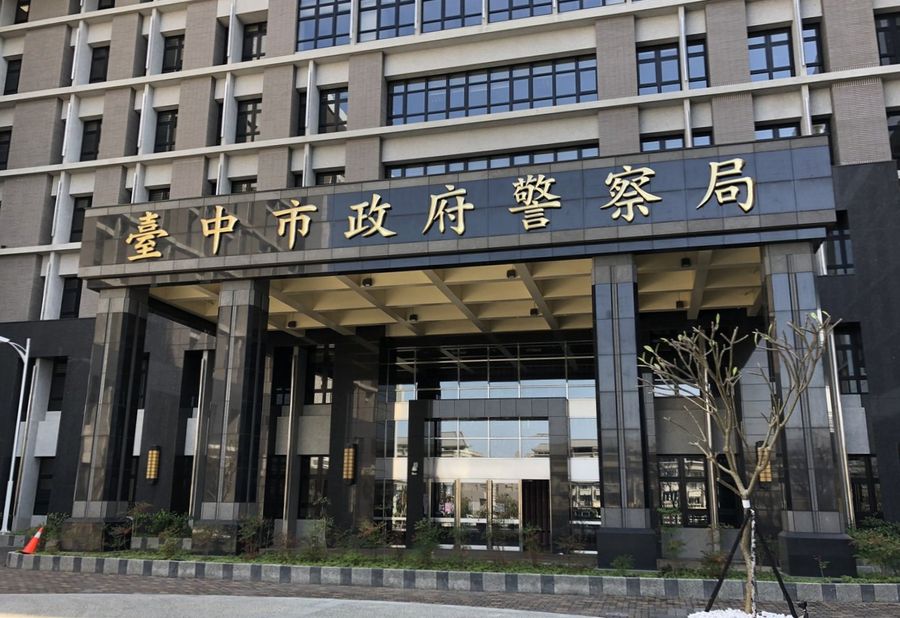 警察「愛上」同事老婆逾180次 小孩告知真相人夫崩潰提告 192 警察「愛上」同事老婆逾180次 小孩告知真相人夫崩潰提告 191