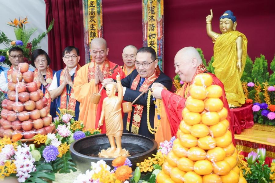 新北市佛教界慶祝佛誕 侯友宜到場浴佛祈佛陀保佑蒼生