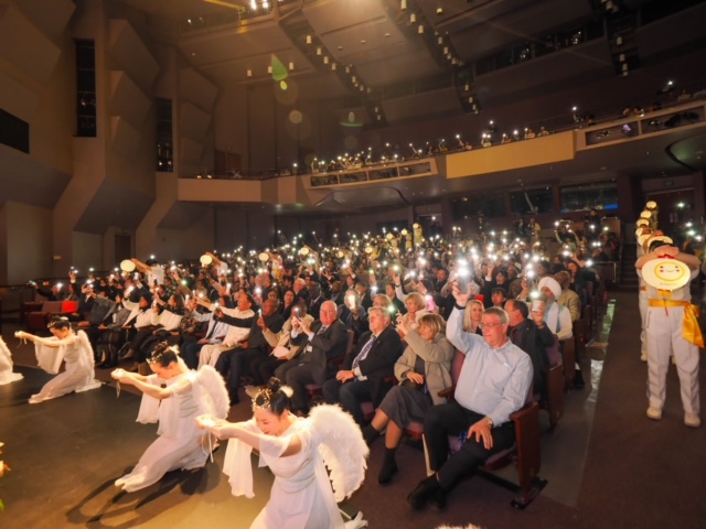 ▲響應第五屆國際良心日,太極門舉辦鳴鐘點燈祈福儀式,掌門人洪道子博士帶領世人共同許下願力,點亮心燈,匯聚和平之光。(記者李欣翻攝)