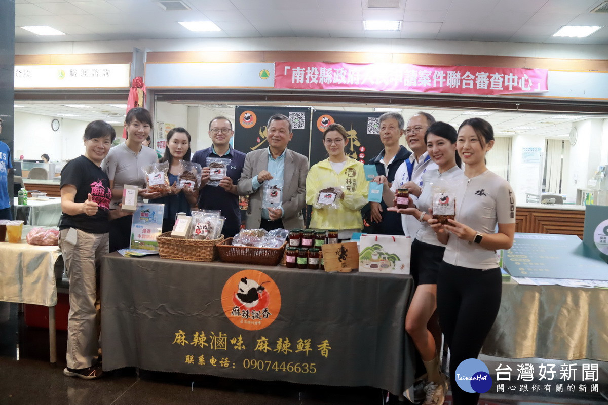 王副縣長與佳賓到各攤位巡禮推薦南投美食小吃等。(記者扶小萍攝)