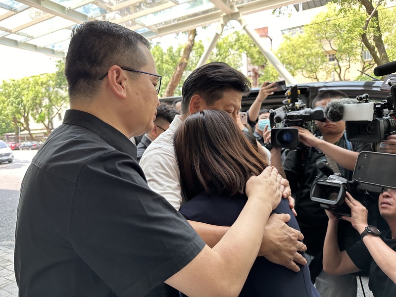 國民黨立委徐巧芯(前中)被質疑涉入先生的姊姊及姊夫詐騙案,她14日到花蓮關心地震災民被問到詐騙洗錢案時,靠在黨籍立委傅崐萁(後中)胸前大哭。中央社