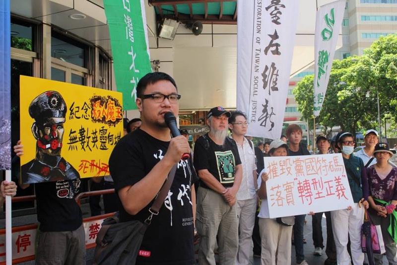 黨員林于倫(持麥克風者)捲入徐巧芯大姑涉洗錢案,民進黨表示,若屬實將從嚴處分。翻攝PTT
