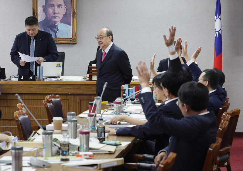 立法院司法及法制委員會15日審查國會改革法案,綠營不滿國民黨立委吳宗憲(左)主持議事不中立,以及不讓在場立委逐條發言就喊保留,提出40次散會動議,但表決均未通過。中央社