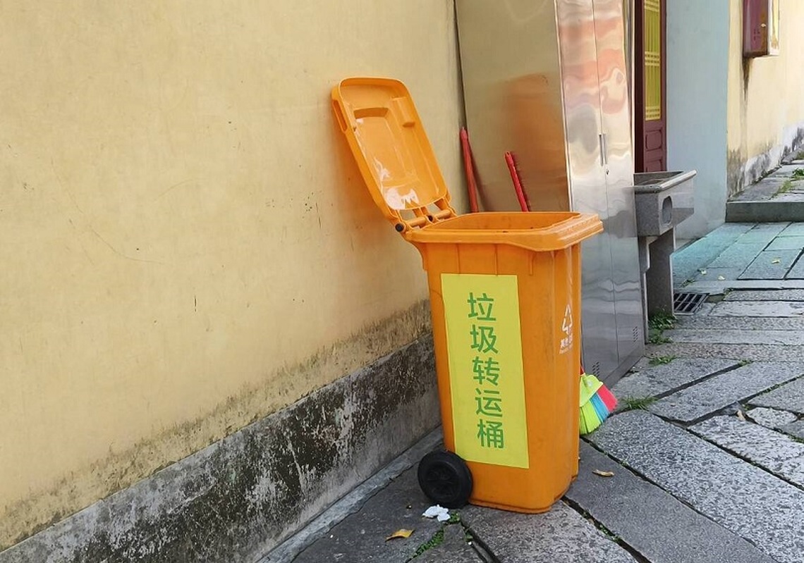 福建泉州開元寺處理垃圾,真有魄力-建轉運桶