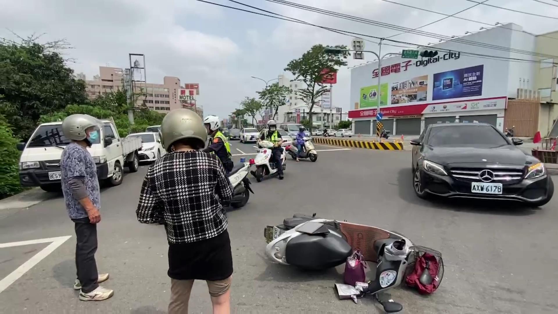 ▲62歲王姓婦人騎機車趕著去法院，疑因心神不寧闖紅燈撞上要送貨的機車，王婦連人帶車摔倒在地，不僅自己受傷送醫，還讓雙方都各吃一張罰單。（記者張溎壕攝）