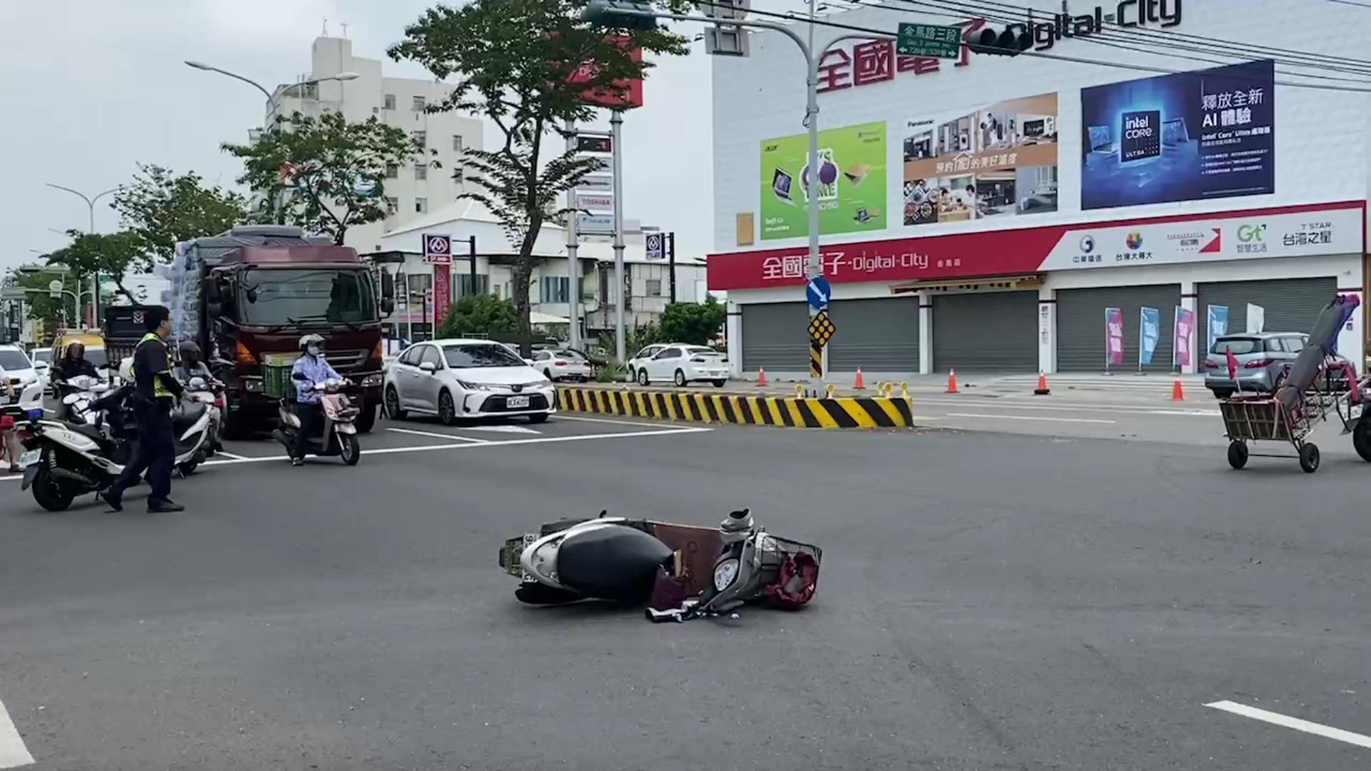 ▲62歲王姓婦人騎機車趕著去法院，疑因心神不寧闖紅燈撞上要送貨的機車，王婦連人帶車摔倒在地，不僅自己受傷送醫，還讓雙方都各吃一張罰單。（記者張溎壕攝）