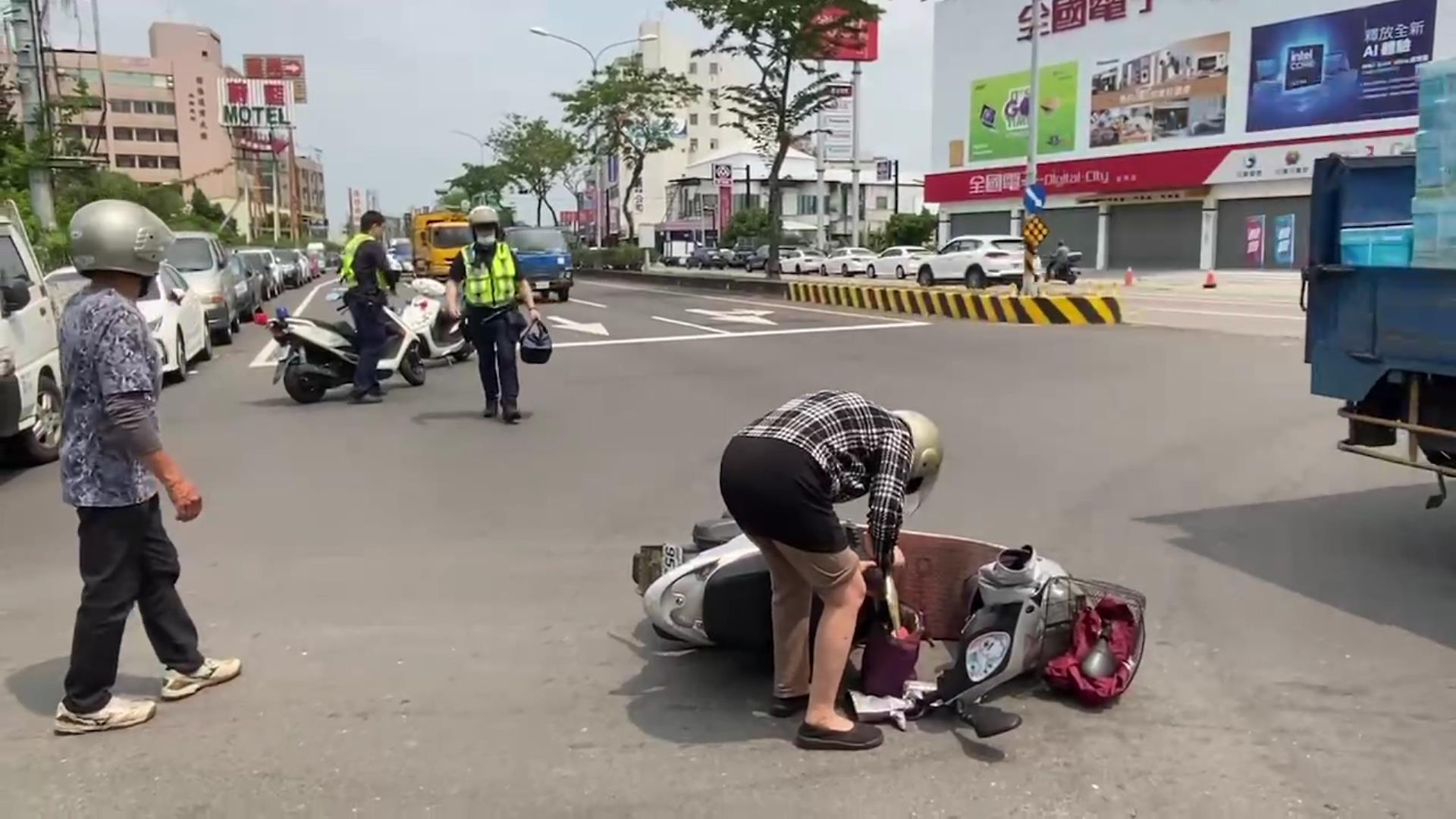 ▲62歲王姓婦人騎機車趕著去法院，疑因心神不寧闖紅燈撞上要送貨的機車，王婦連人帶車摔倒在地，不僅自己受傷送醫，還讓雙方都各吃一張罰單。（記者張溎壕攝）
