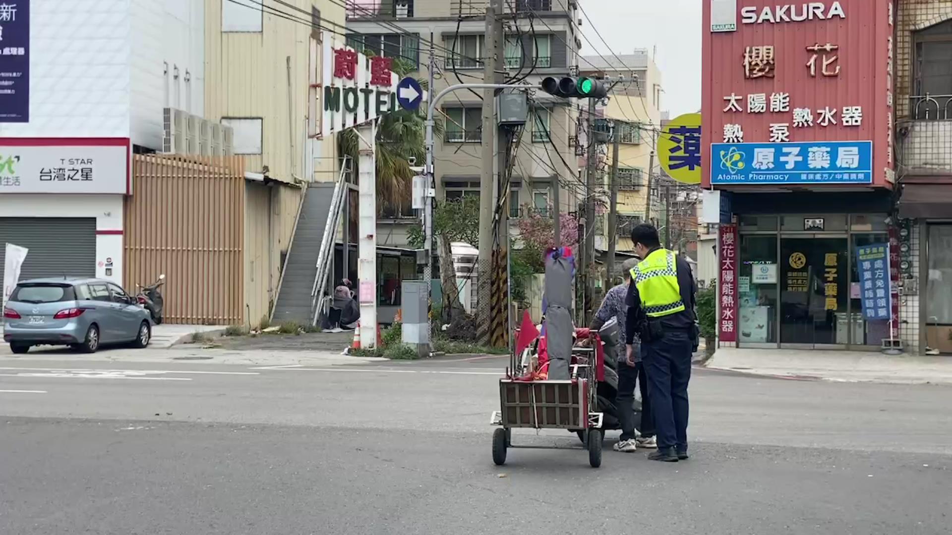 ▲62歲王姓婦人騎機車趕著去法院，疑因心神不寧闖紅燈撞上要送貨的機車，王婦連人帶車摔倒在地，不僅自己受傷送醫，還讓雙方都各吃一張罰單。（記者張溎壕攝）