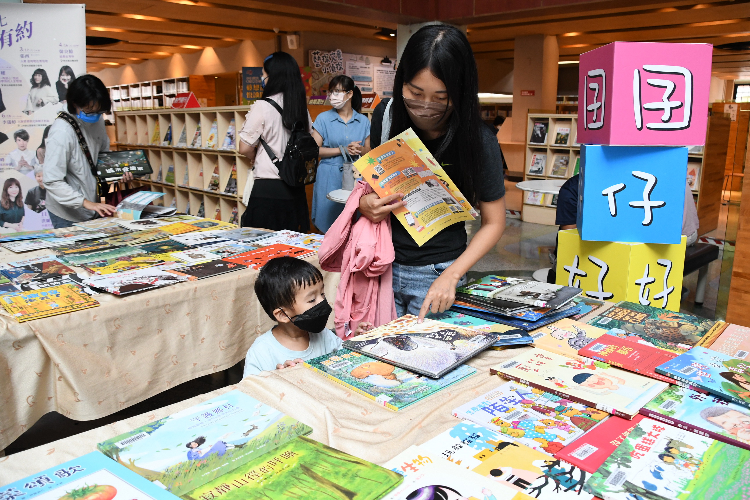 ▲彰化縣立圖書館在推動閱讀方面的不懈努力，榮獲113年度「全國閱讀磐石獎」中的「閱讀推手團體組」殊榮。（記者張溎壕攝）
