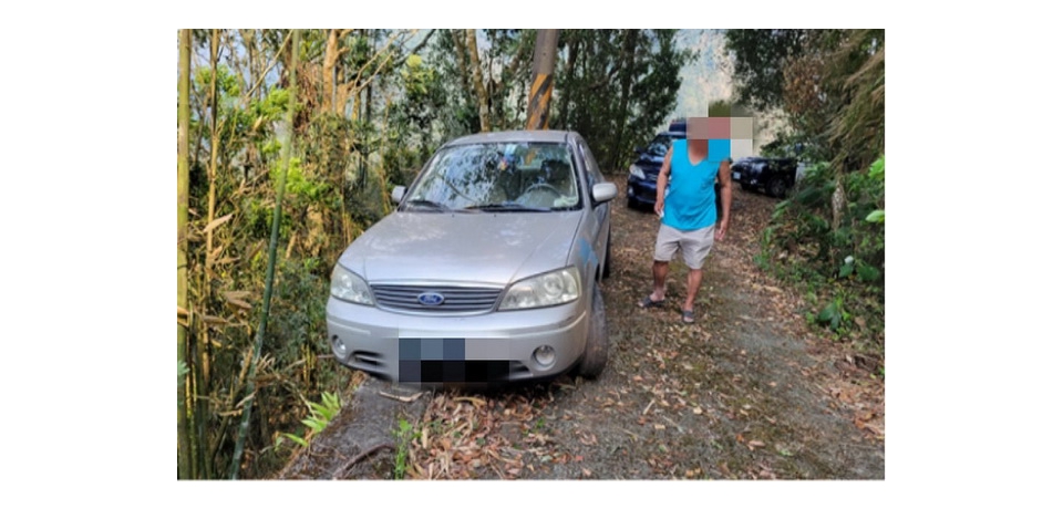 車輛輪胎卡水溝  華山警即刻救援