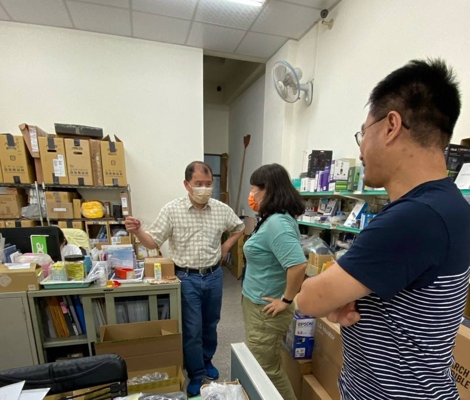 ▲職務再設計專家團隊至工作現場了解申請者的需求並評估最佳改善方法。(中彰投分署提供)