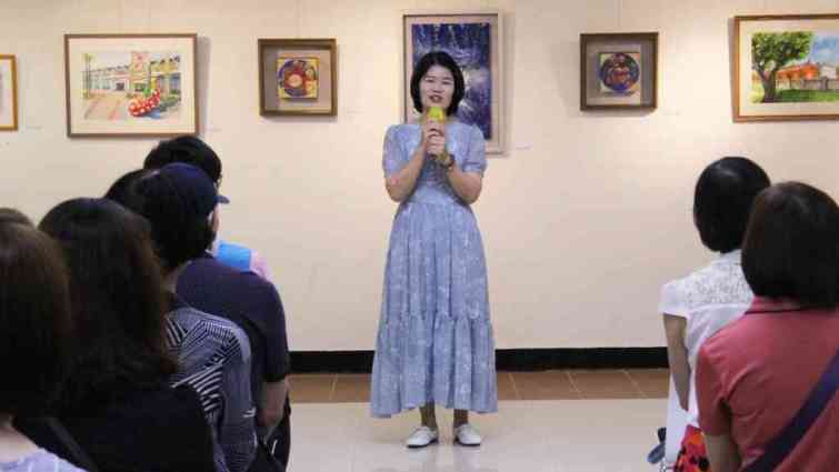 ▲策展者李一芳老師曾於磺溪美展獲獎，工作忙碌之餘仍醉心於成人藝術教育。（員林市公所提供）