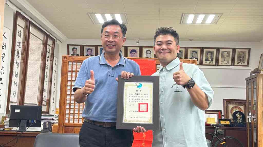 ▲藝人馬國畢長期在二林從事公益活動,二林鎮長蔡詩傑得知,力邀擔任二林鎮公益大使,並於今天在二林鎮公所頒發聘書。(記者林明佑翻攝)