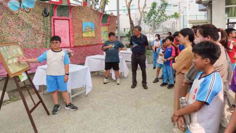 ▲東溪國小112學年度申請廣達游於藝-擁抱梵谷，除了導覽小尖兵的培訓，增進學生的膽識，更是在創作上，發揮藝術的創意。（記者林明佑翻攝）