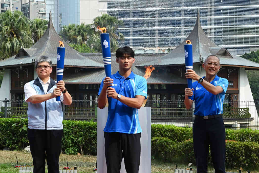 ▲臺灣體大擔任今年全國大專校院運動會的東道主,今天由柔道男神楊勇緯代表母校擔任全大運火炬手,在湖心亭引燃本屆全大運的聖火,為今年的全大運揭開序幕。(記者張玉泰攝)