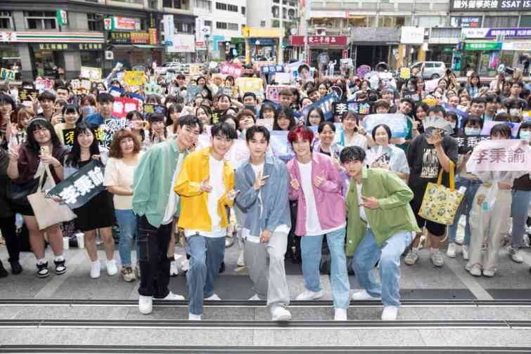 ▲AcQUA源少年14日舉辦首張專輯「I 'm Here我在」台北簽唱會，與現場粉絲們開心大合影。種子音樂提供）