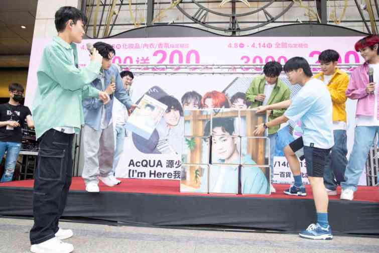 ▲AcQUA源少年「I 'm Here我在」台北簽唱會，，與粉絲們在台上互動玩拼圖遊戲。（種子音樂提供）