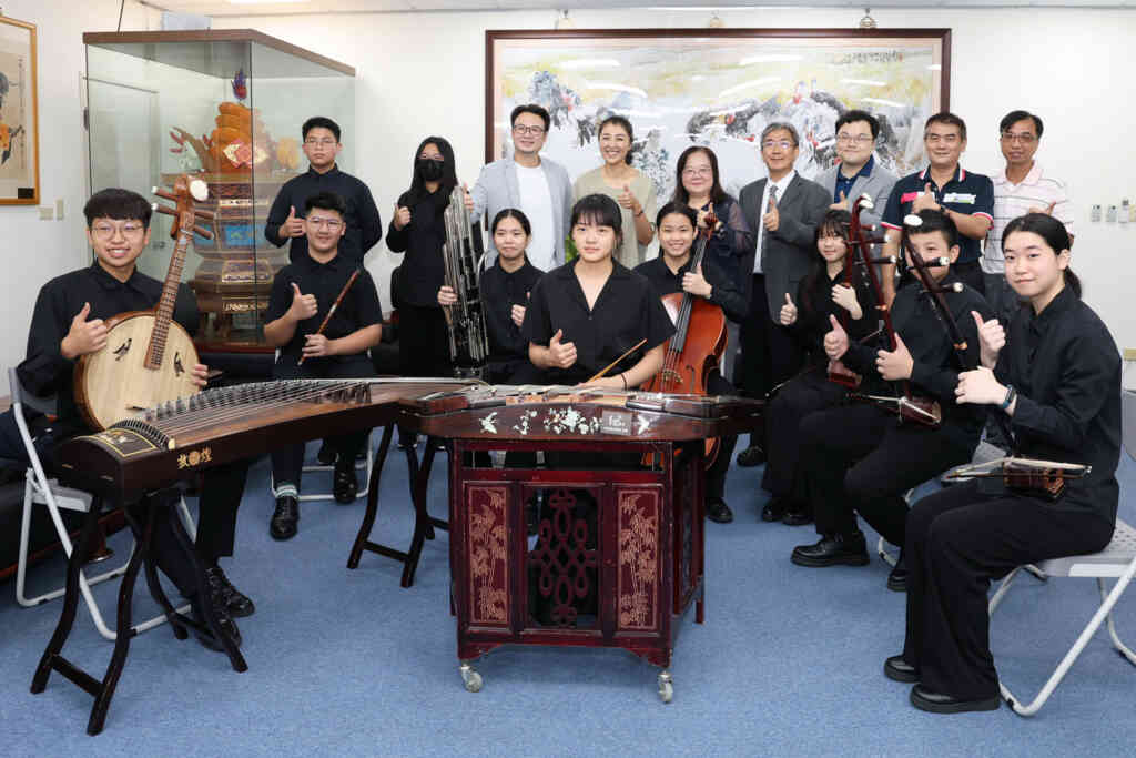 ▲南投國中參加全國學生音樂比賽絲竹室內樂合奏國中團體組榮獲特優第1名,縣長許淑華15日特別邀請學生們到縣府接受表揚。(記者張玉泰翻攝)